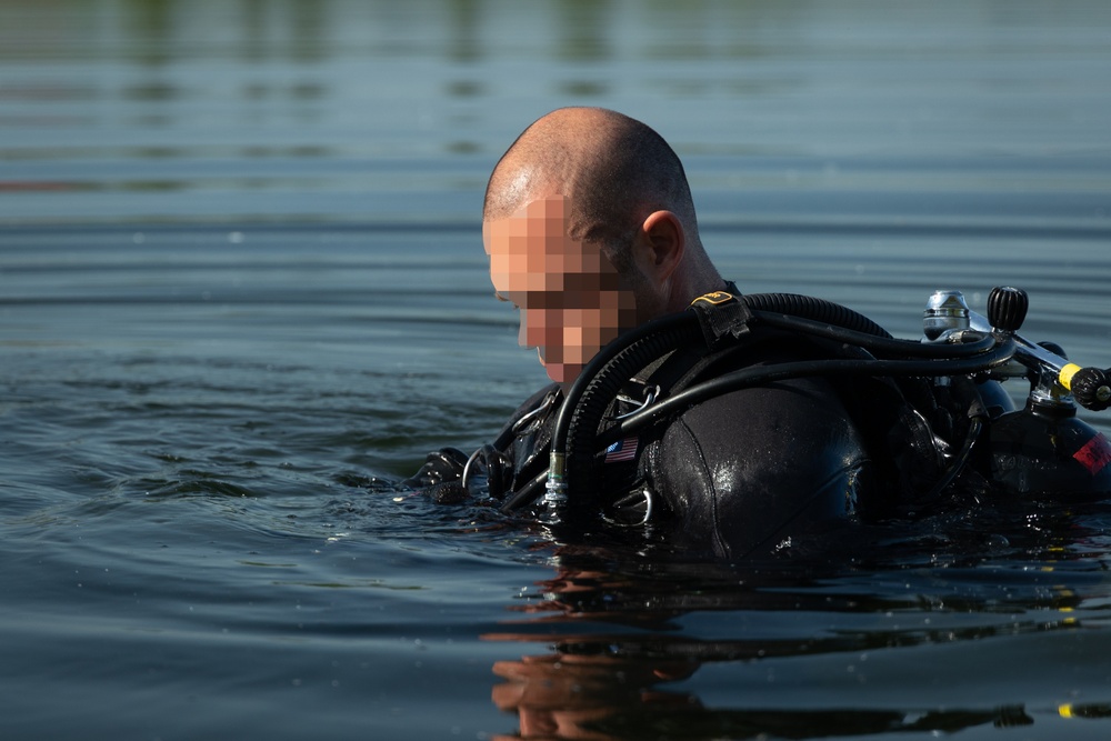 10th SFG (A) Special Forces Combat Divers perform dive in Baltics