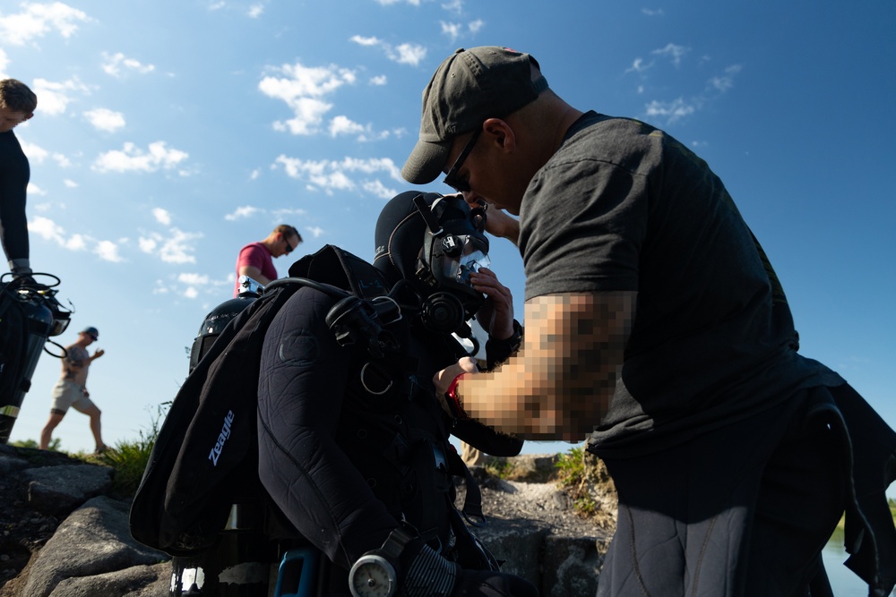 10th SFG (A) Special Forces Combat Divers perform dive in Baltics