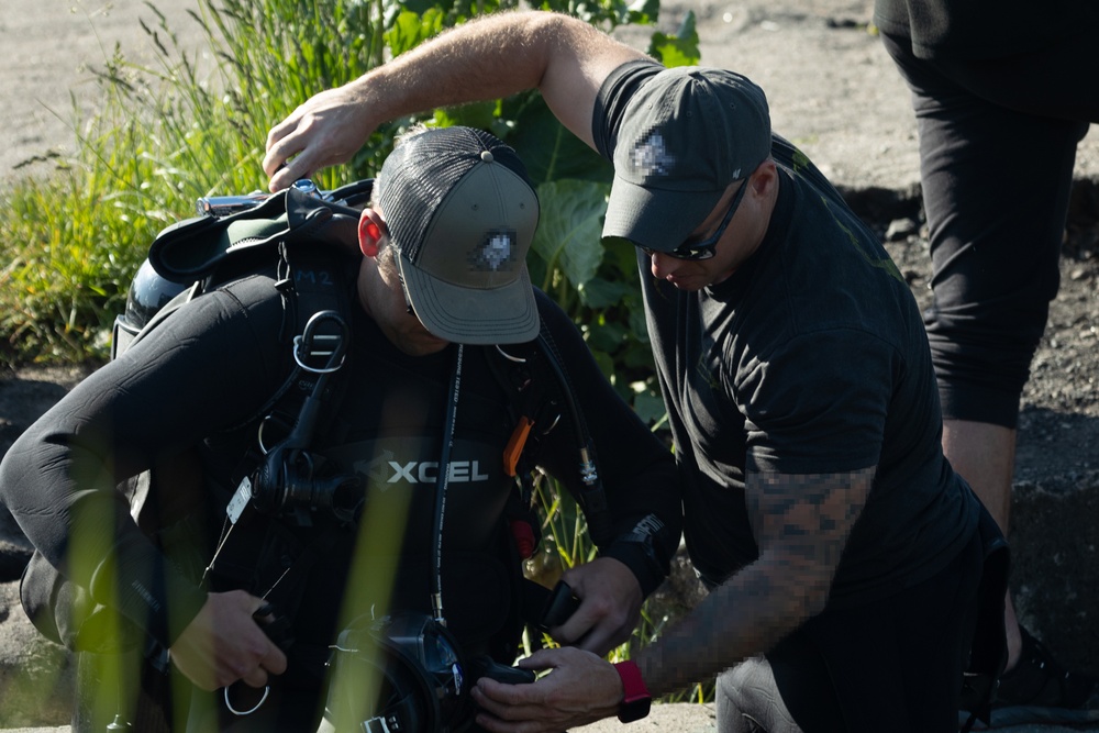 10th SFG (A) Special Forces Combat Divers perform dive in Baltics