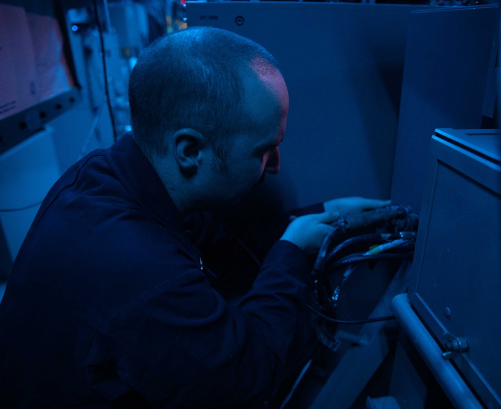 ET3 Miller Re-installs Signal Connector Aboard USS Antietam (CG 54)