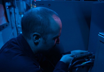 ET3 Miller Re-installs Signal Connector Aboard USS Antietam (CG 54)