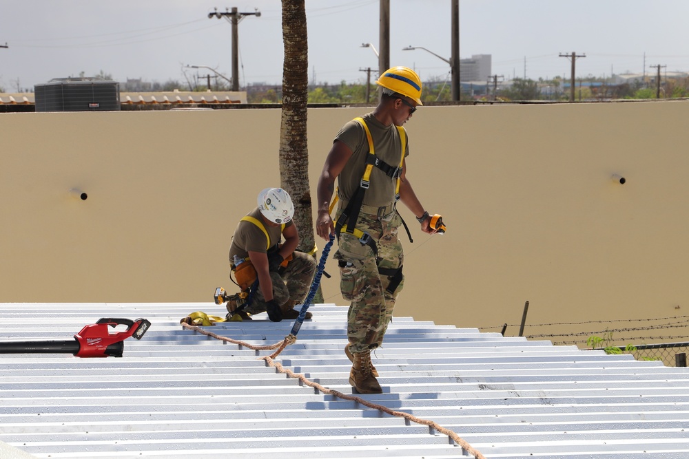 USACE District Commander joins 797 Engineering Company on RISEUP temporary roof construction