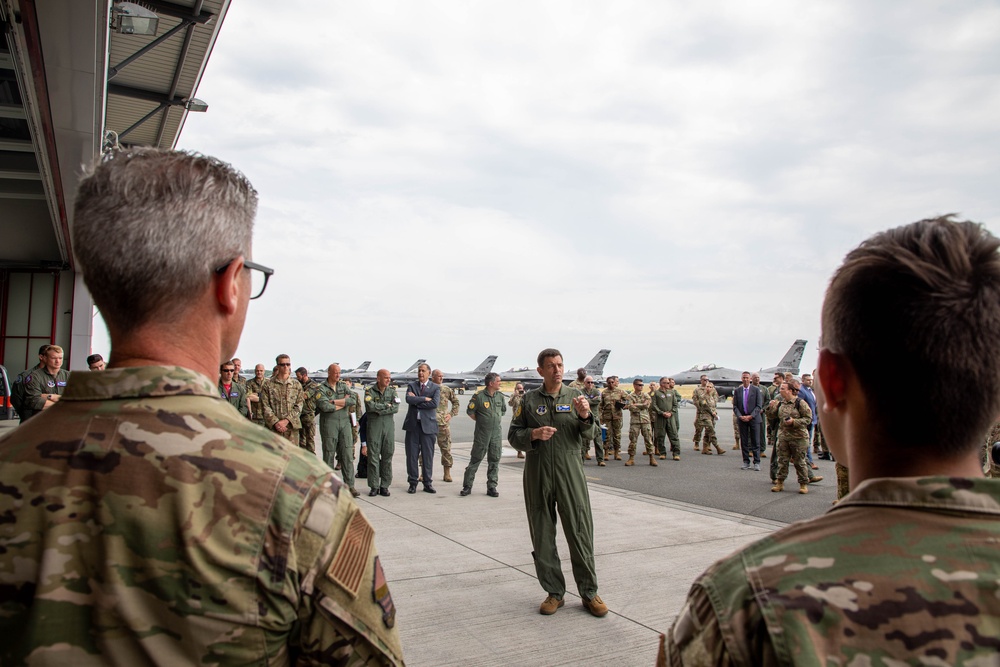 Lt. Gen. Loh speaks to Airmen