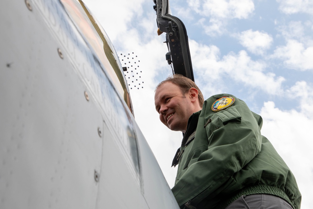 German State Secretary in the Federal Ministry of Defense visits A-10