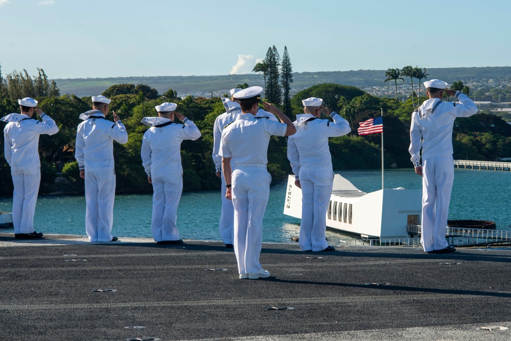 USS Nimitz Pulls Into Pearl Harbor