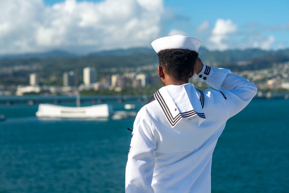 USS Nimitz Pulls Into Pearl Harbor