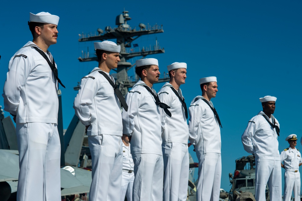 USS Nimitz Pulls Into Pearl Harbor