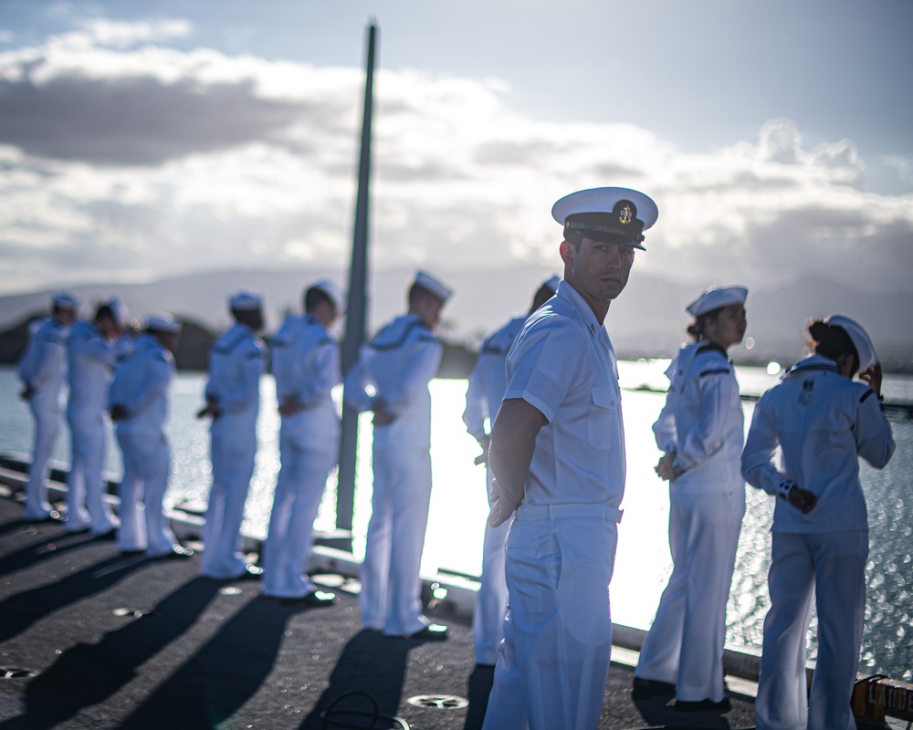 USS Nimitz Pulls Into Pearl Harbor