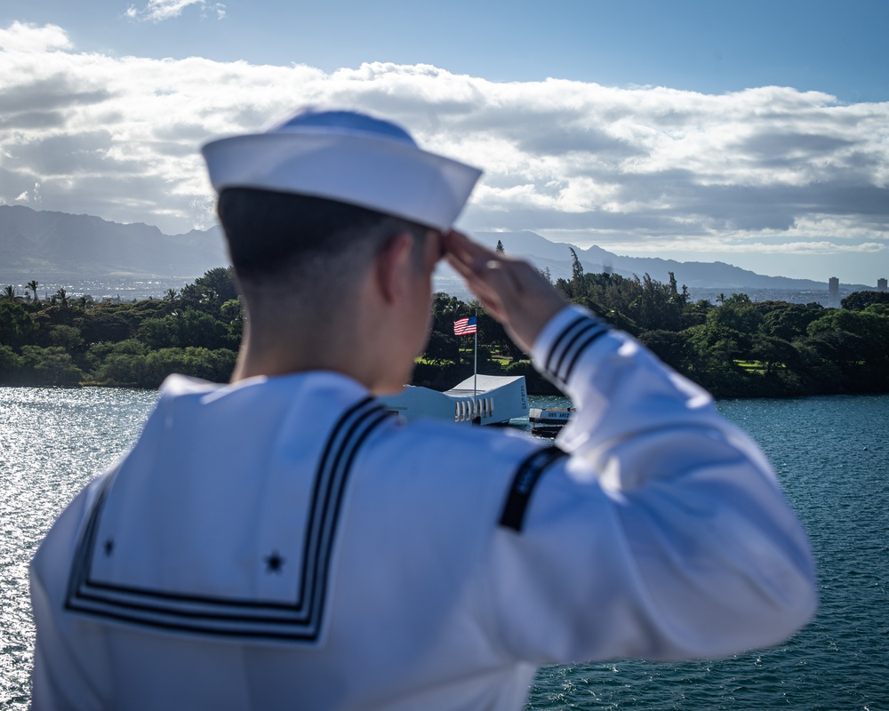 USS Nimitz Pulls Into Pearl Harbor