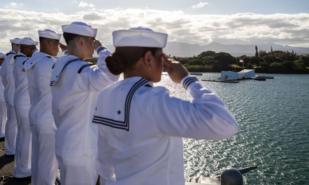 USS Nimitz Pulls Into Pearl Harbor