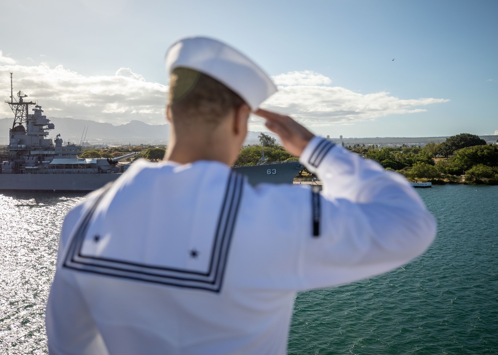 USS Nimitz Pulls Into Pearl Harbor