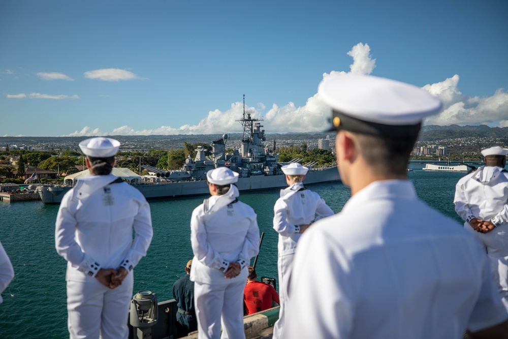 USS Nimitz Pulls Into Pearl Harbor