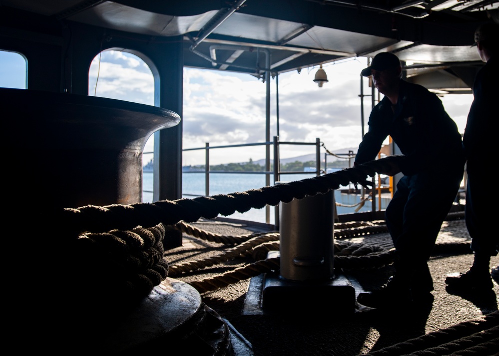 Nimitz Pulls Into Hawaii