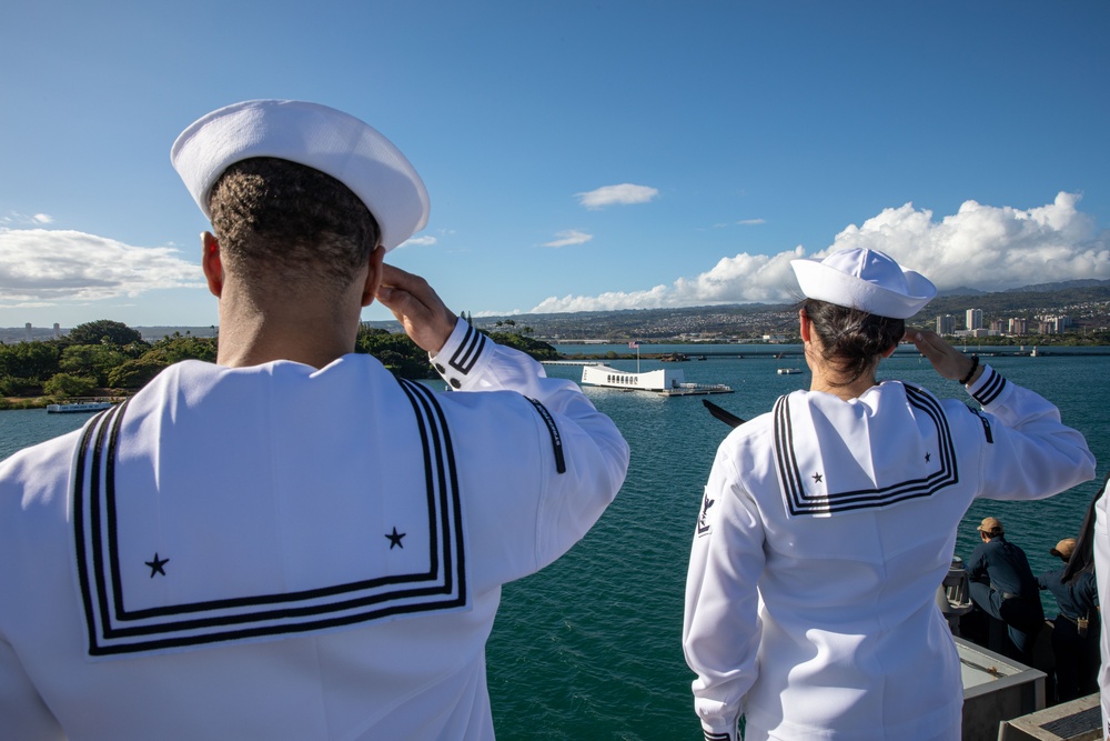 USS Nimitz Pulls Into Pearl Harbor