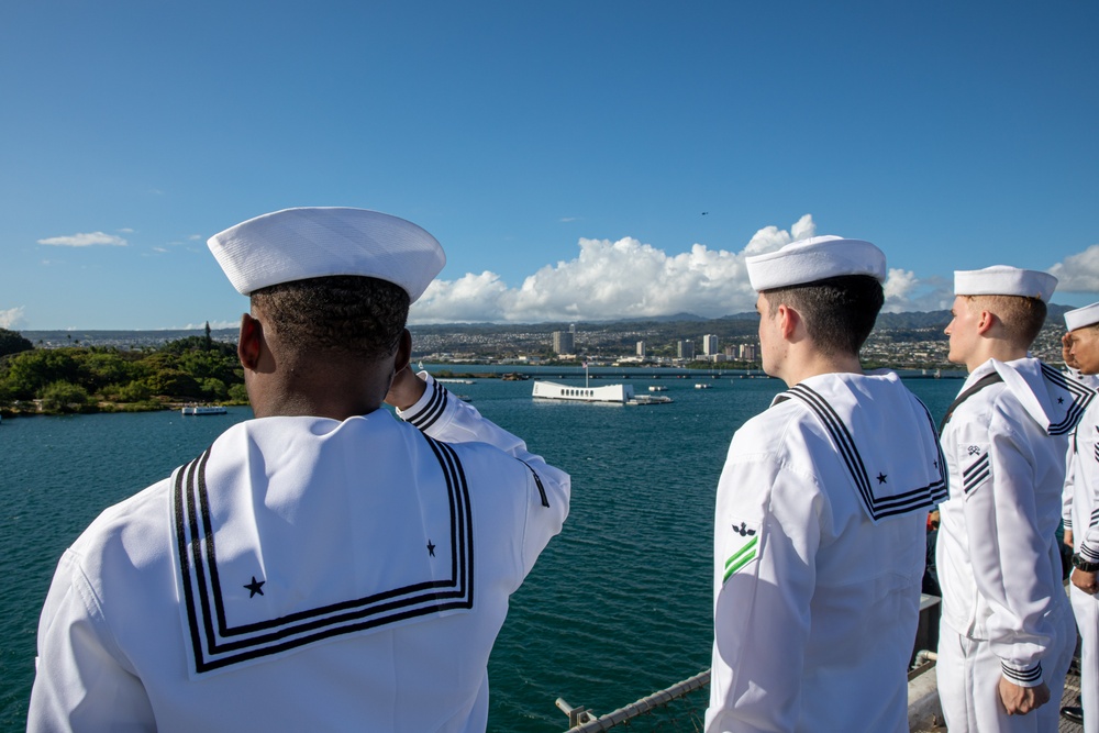 USS Nimitz Pulls Into Pearl Harbor