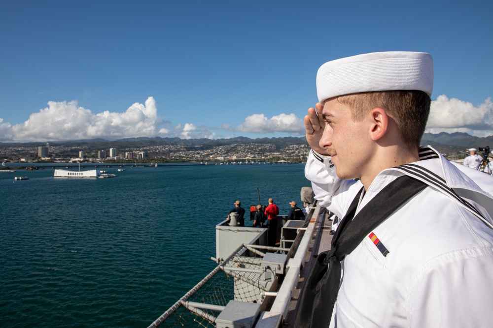 USS Nimitz Pulls Into Pearl Harbor