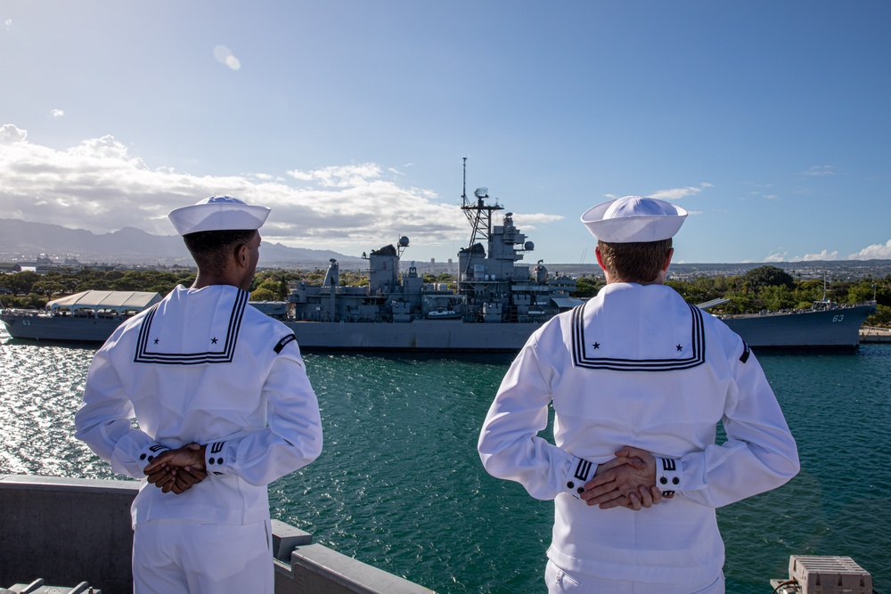 USS Nimitz Pulls Into Pearl Harbor