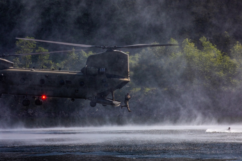 Paratroopers Perform Helocast