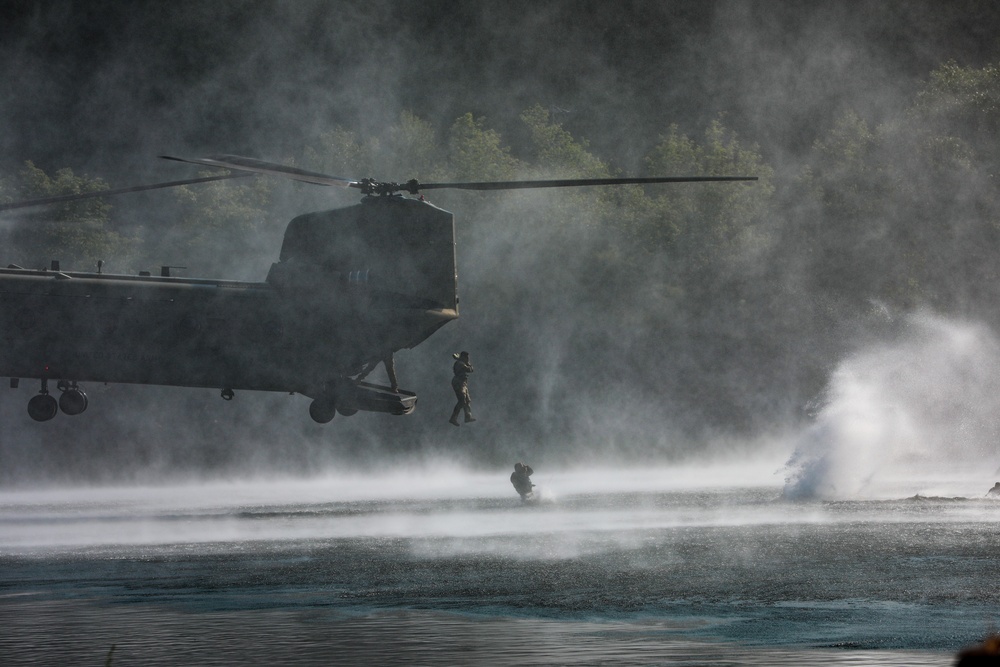 Paratroopers Perform Helocast