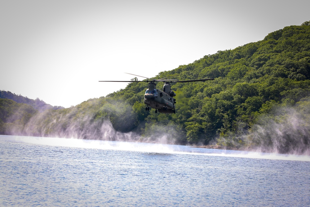 Paratroopers Perform Helocast