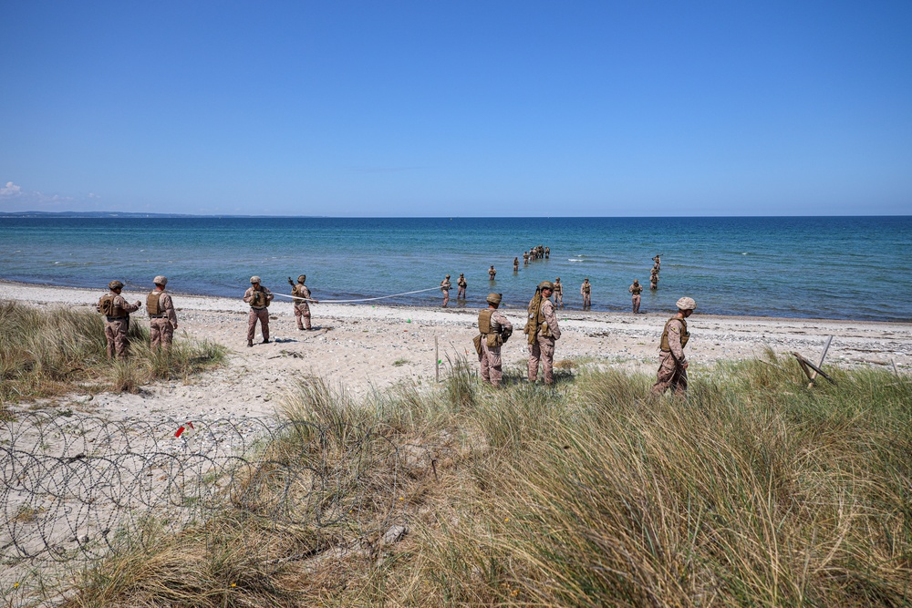 1st CEB and 1st EOD participate in integrated littoral ordnance disposal and explosive breaching