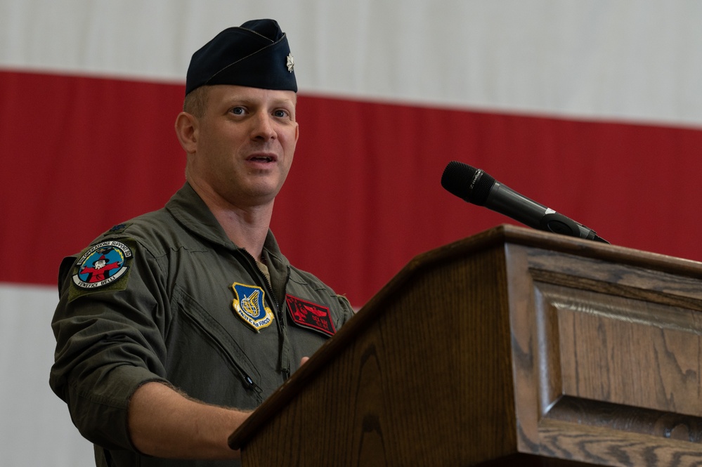 New commander accepts 8th OSS guidon