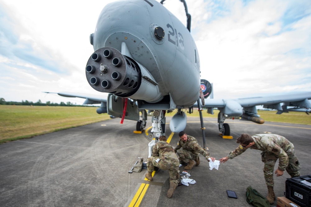 Maintainers at work at Air Defender 2023