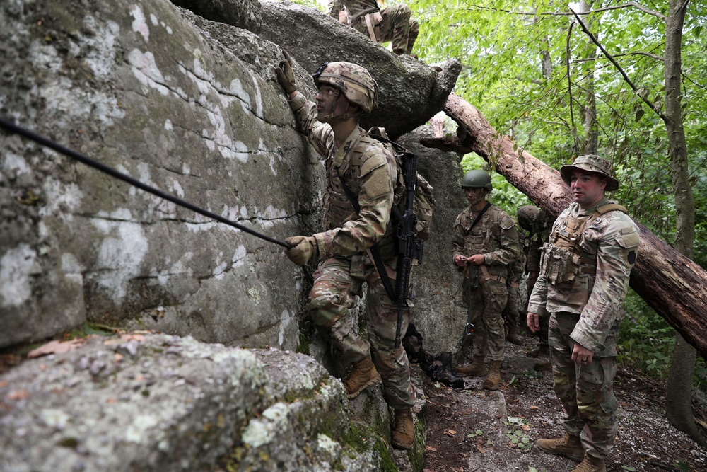 Pa. Guard’s 1-104th Cav. Regiment conducts unique rappel training