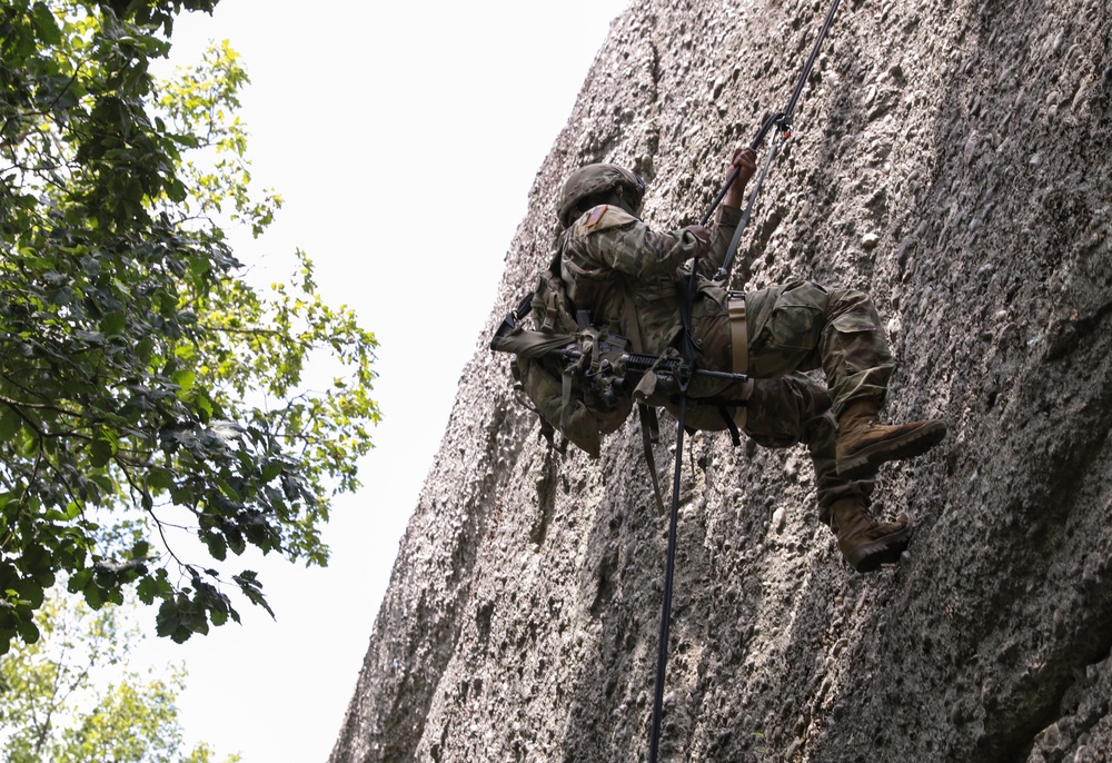 Pa. Guard’s 1-104th Cav. Regiment conducts unique rappel training