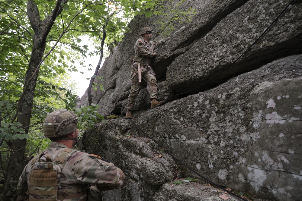 Pa. Guard’s 1-104th Cav. Regiment conducts unique rappel training