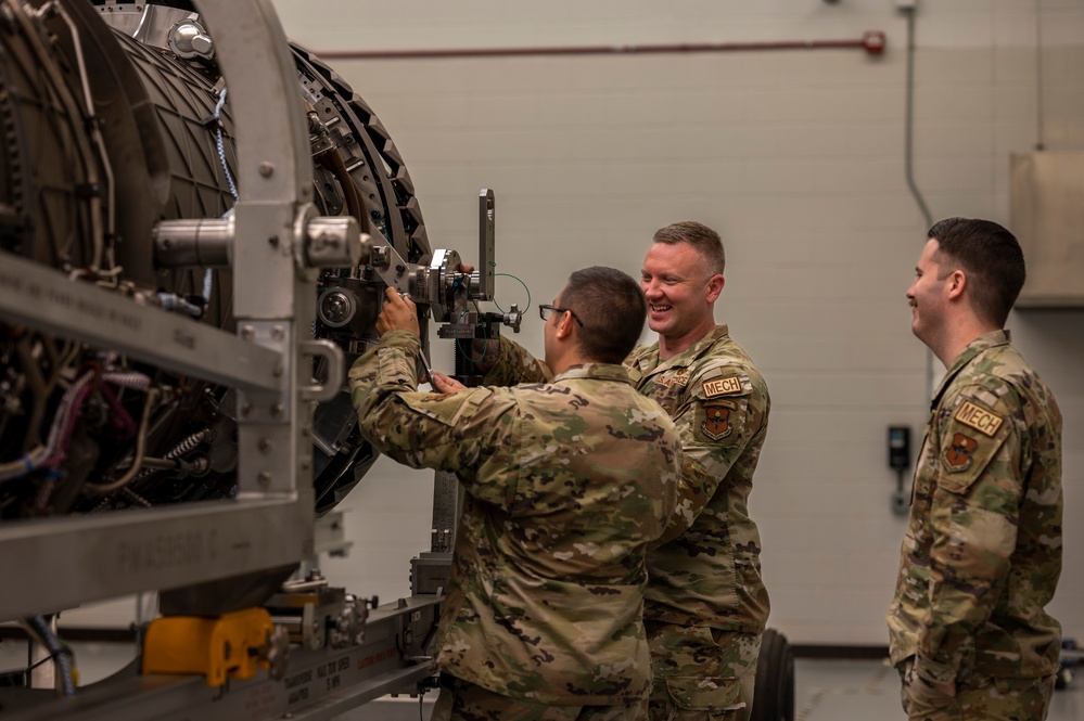 The first strike; F-35A Lightning II training engine arrives to Tyndall