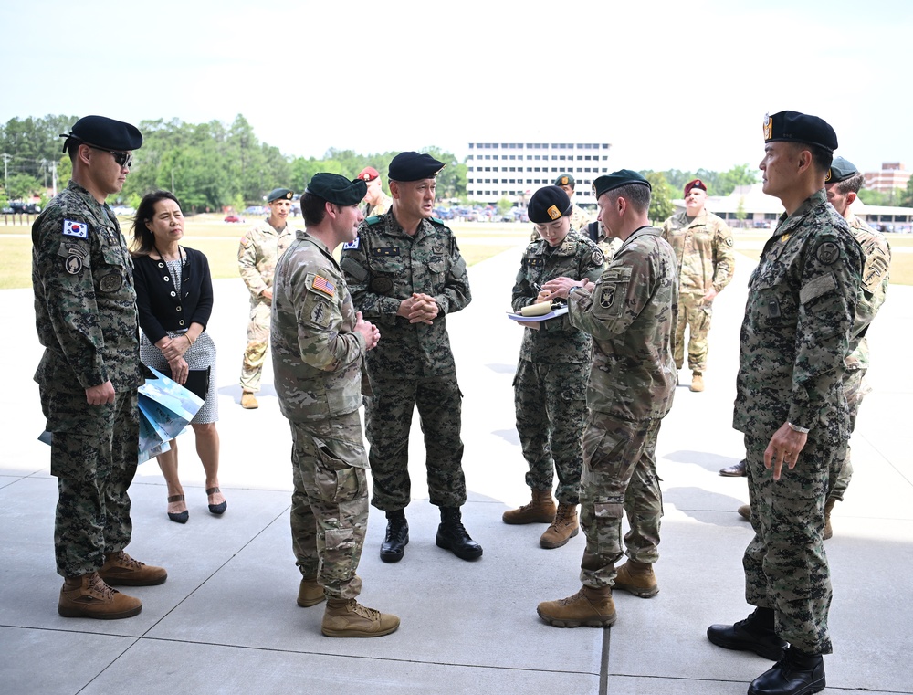 DVIDS - Images - Republic of Korea Special Warfare Command Visit to ...