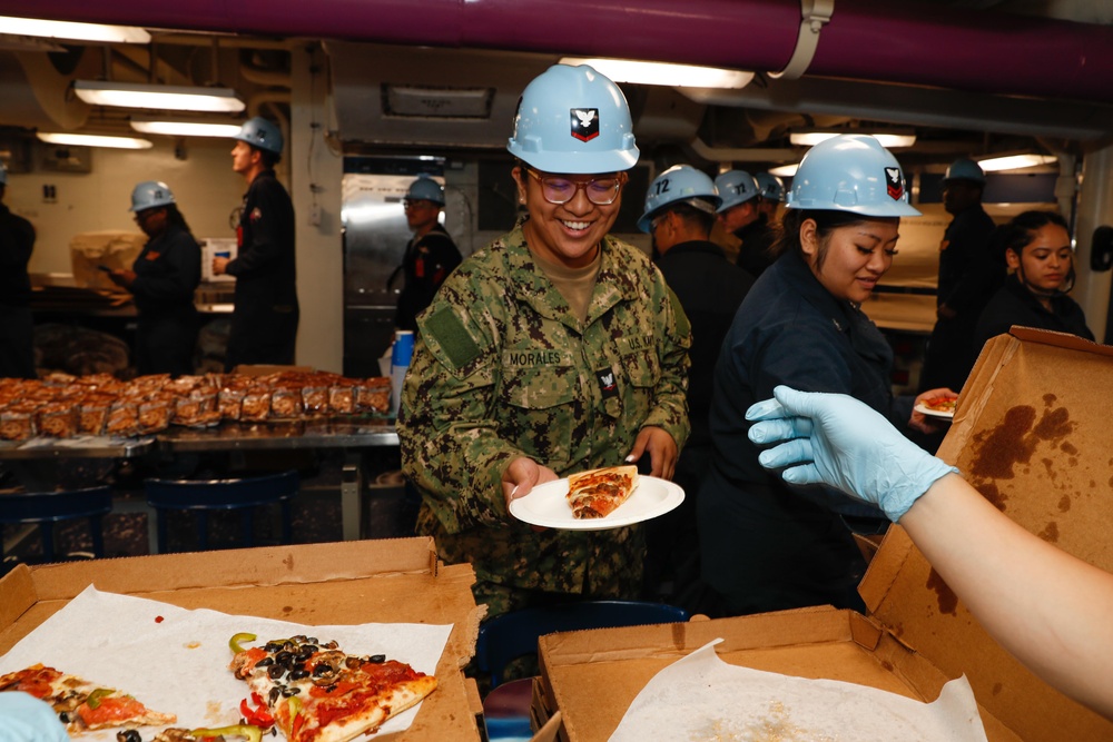 Abraham Lincoln hosts pizza party for on duty Sailors