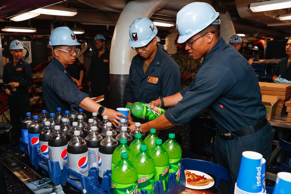 Abraham Lincoln hosts pizza party for on duty Sailors