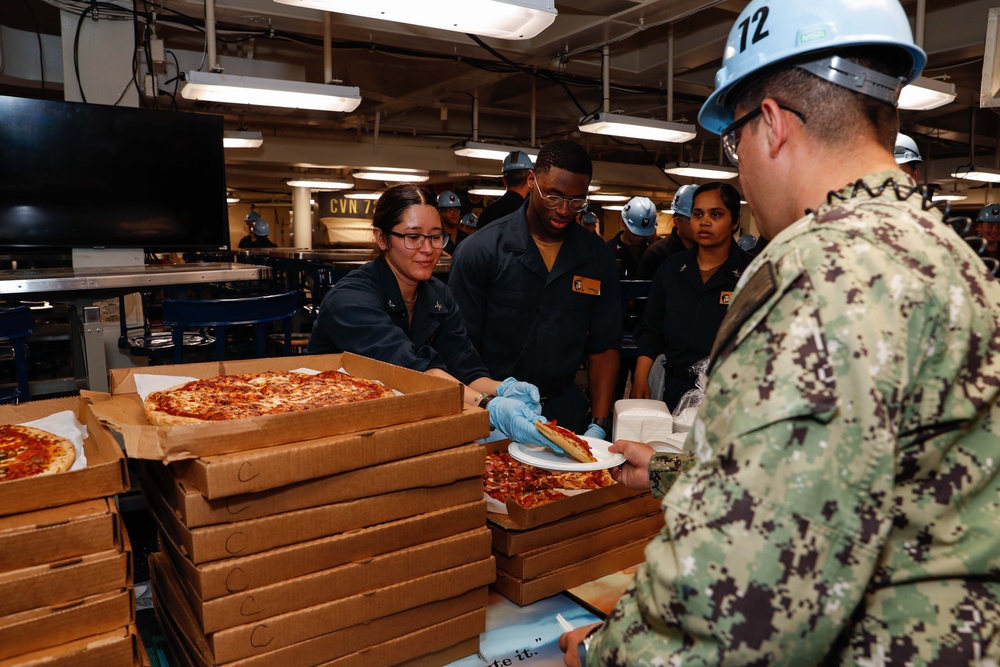 Abraham Lincoln hosts pizza party for on duty Sailors