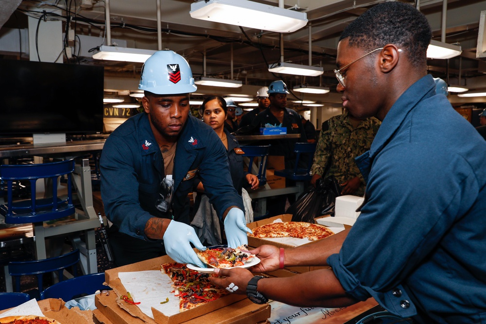 Abraham Lincoln hosts pizza party for on duty Sailors