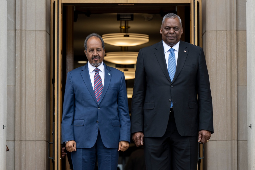 SECDEF hosts Somali president