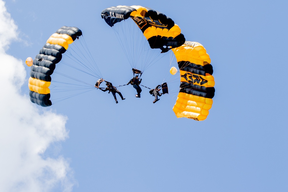 oldiers from the Golden Knights, the U.S. Army’s official parachuting team, performs an airborne demonstration for Soldiers with 10th Mountain Division and members of the surronding communities, during Mountainfest 2023.