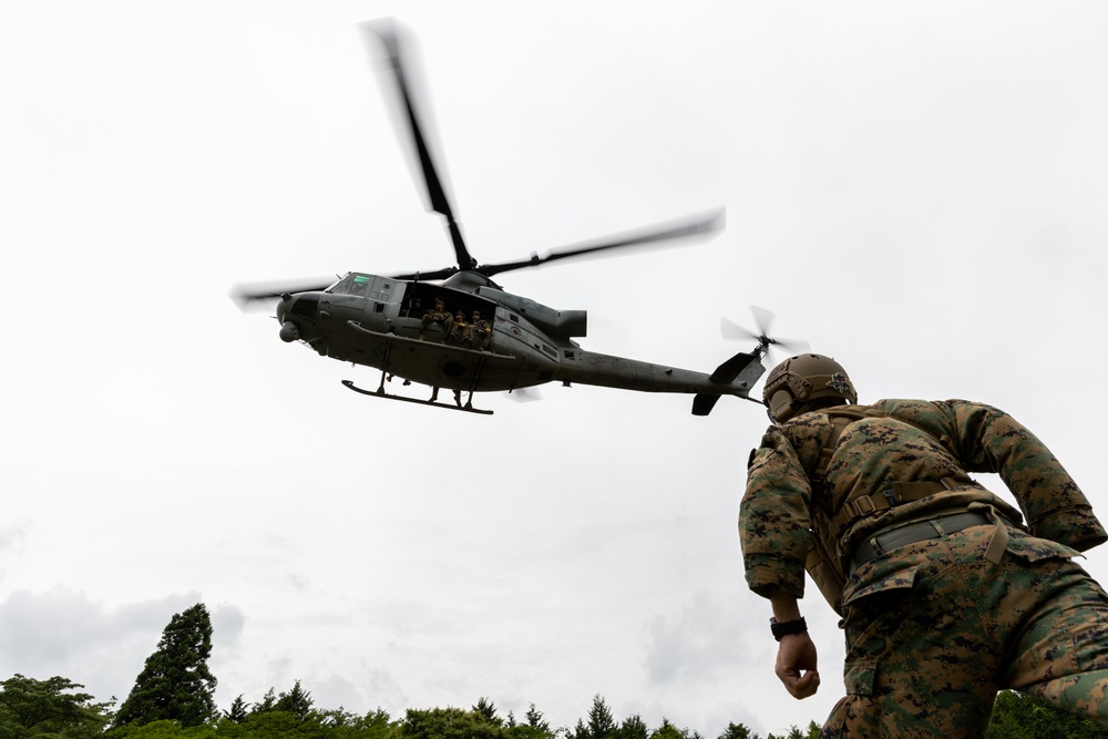 Fuji Viper 23| 3rd Recon Battalion and HMLA 169 Conduct Fast Rope Training