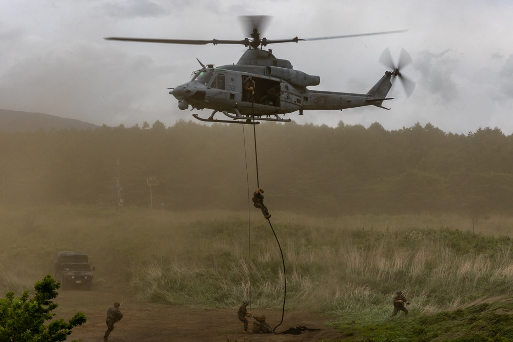 Fuji Viper 23| 3rd Recon Battalion and HMLA 169 Conduct Fast Rope Training