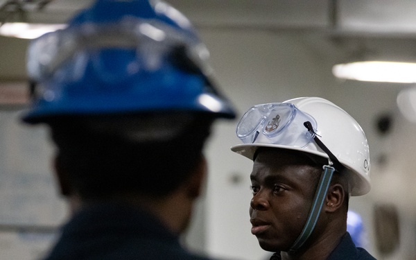 Sailors Get GW Out to Sea