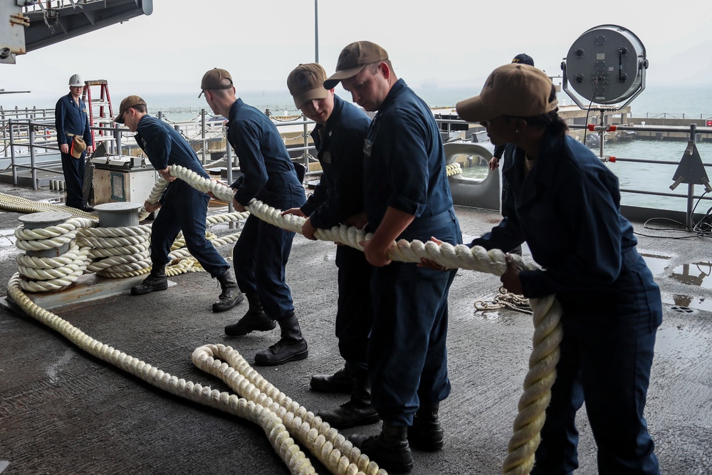 Sailors Get GW Out to Sea