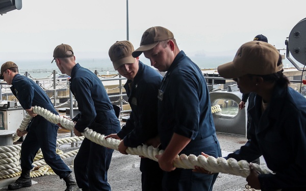 Sailors Get GW Out to Sea