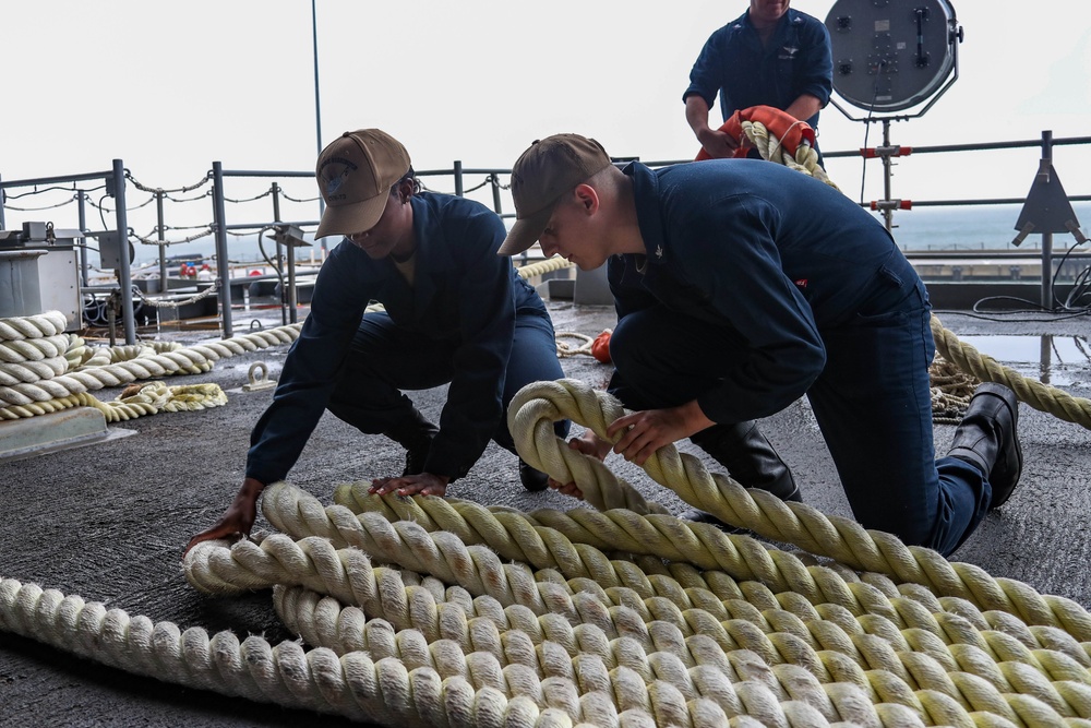 Sailors Get GW Out to Sea