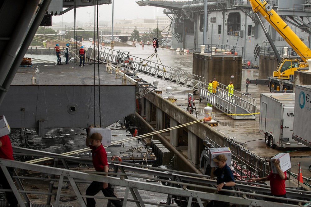 Sailors Get GW Out to Sea