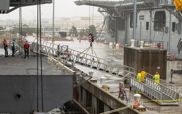 Sailors Get GW Out to Sea