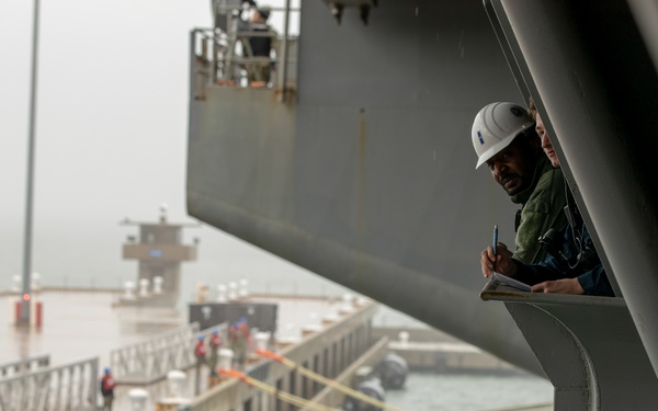 Sailors Get GW Out to Sea