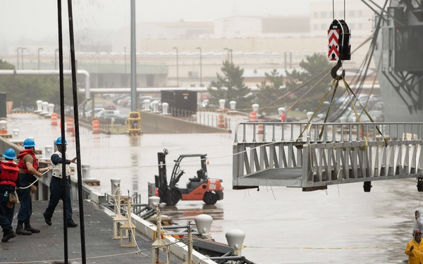 Sailors Get GW Out to Sea