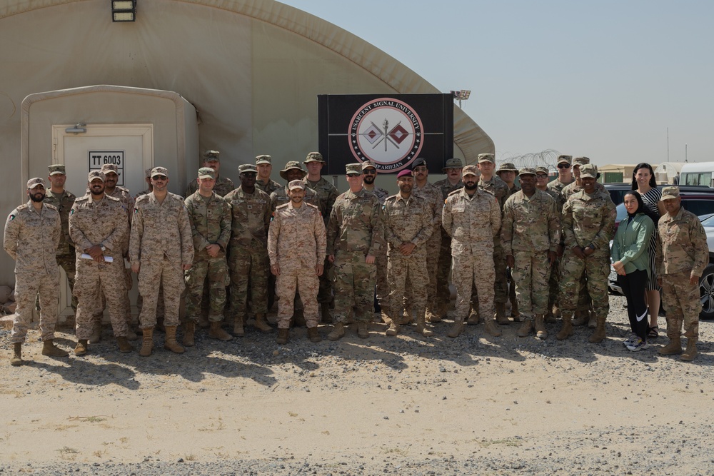 American and Kuwaiti Soldiers Pose Before Training