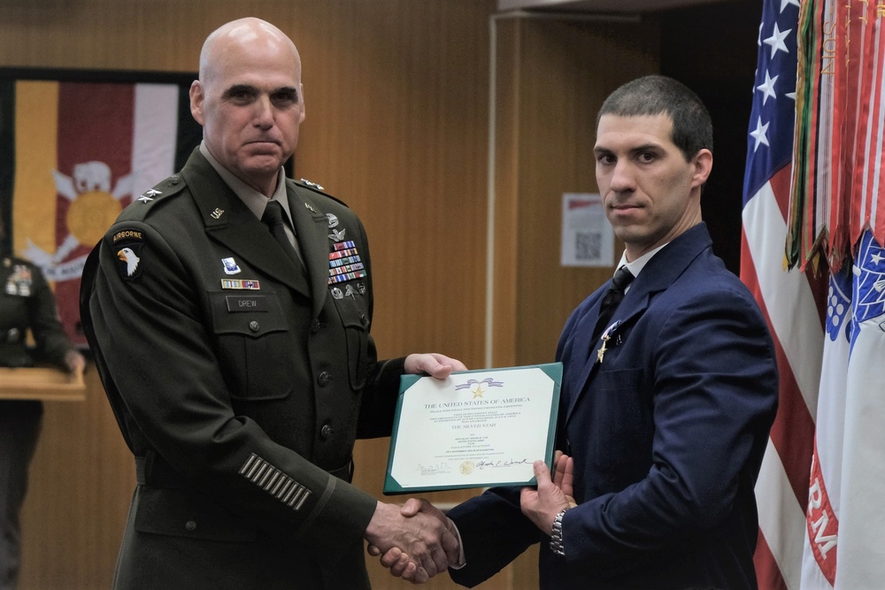 HRC commander presents Silver Star to former 82nd Abn. Soldier